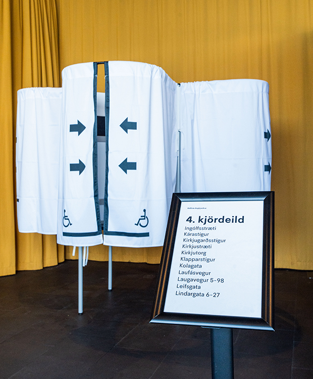 Mynd af kjörklefa 4. kjördeildar í Ráðhúsi Reykjavíkur.