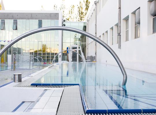 Hot tub in the lower outdoor area at Sundhöll Reykjavík Pool
