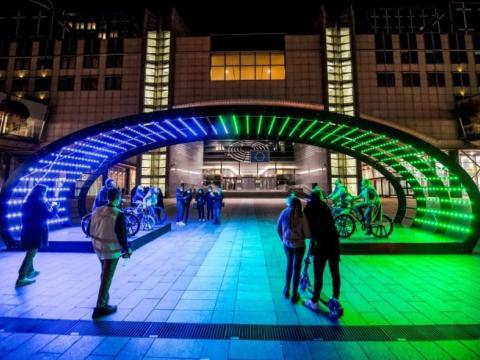 Lightbattle III, a light art installation at the Winter Lights Festival 2025 on Ingólfstorg. A light arch that illuminates when people cycle.