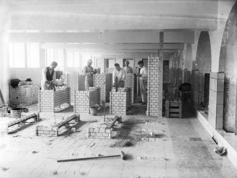 1935-1937, masons building walls and tiling in the changing rooms of Sundhöll Reykjavík. Photo by Óskar Gíslason