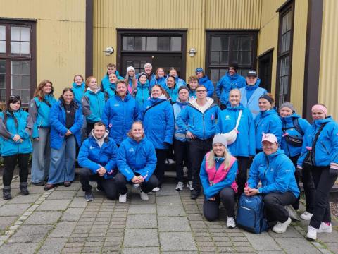 Hópmynd af Flotanum sem stóð vaktina á Menningarnótt og var ungmennum innan handar. Hópurinn var skipaður starfsfólki félagsmiðstöðva á höfuðborgarsvæðinu og nágrenni. Öll bláklædd.
