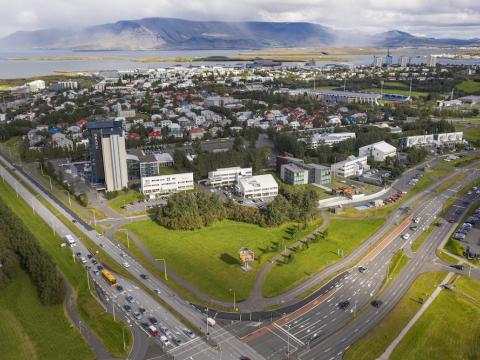 Gatnamót, hjólastígar, götur, hús og gróður