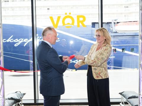 Port Director Gunnar Tryggvason and Mayor Heiða Björg Hilmisdóttir cut the ribbon at the inauguration of the Vör passenger terminal.