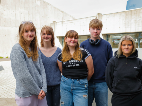 Lovísa Dóris Guðmundsdóttir, Tinna Long, Harpa Guðrún Baldvinsdóttir, Finnur Árni Jónsson, Íris Tinna Hauksdóttir. Young people at Víkurskóli behind the school newspaper.