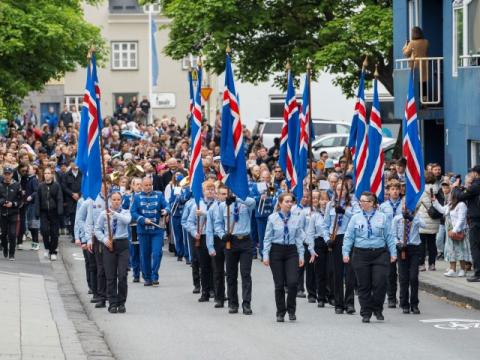 Procession heading to Hólavallakirkjugarður