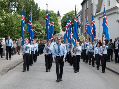 Scouts lead the procession from Austurvöllur to Hólavallagarður cemetery this morning