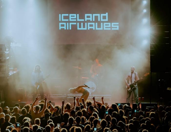 Hljómsveit á sviði á Iceland Airwaves.