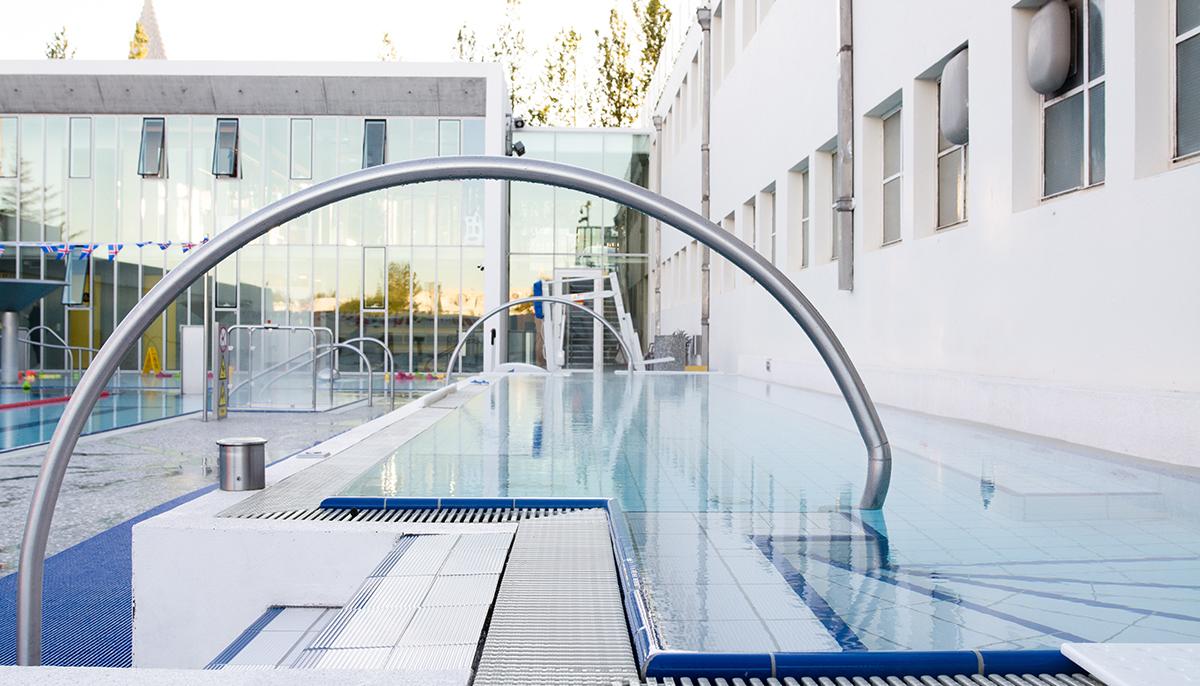 Hot tub in the lower outdoor area at Sundhöll Reykjavík Pool
