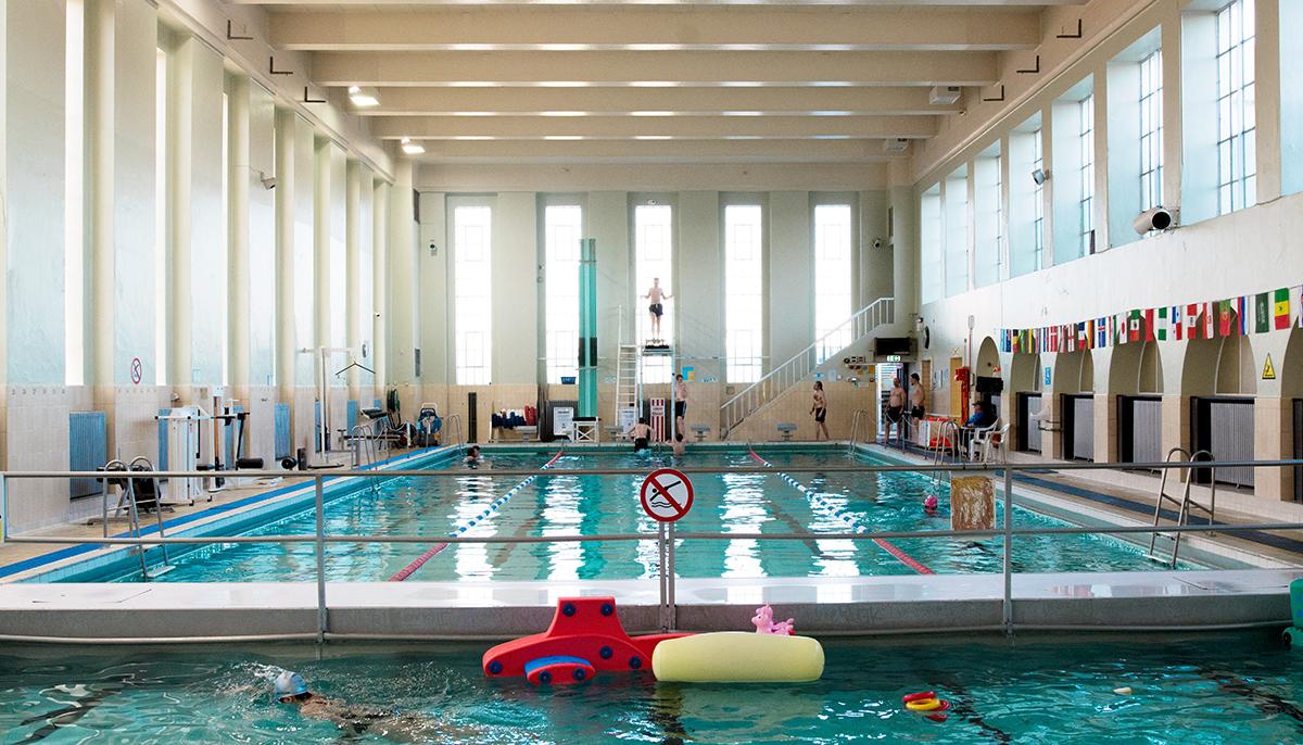 Overview of the indoor pool at Sundhöll Reykjavík Pool