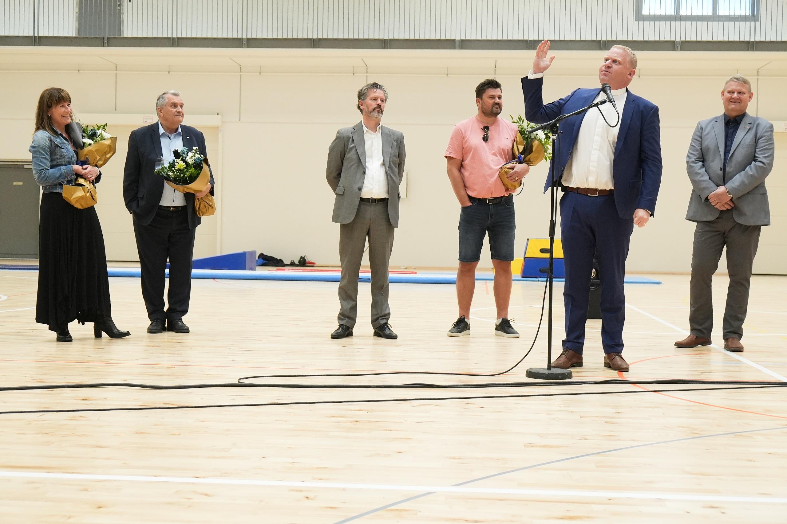 The Rev. Ólafur Jóhann Borgþórsson, priest at Seljakirkja, blessed the new gymnasium.
