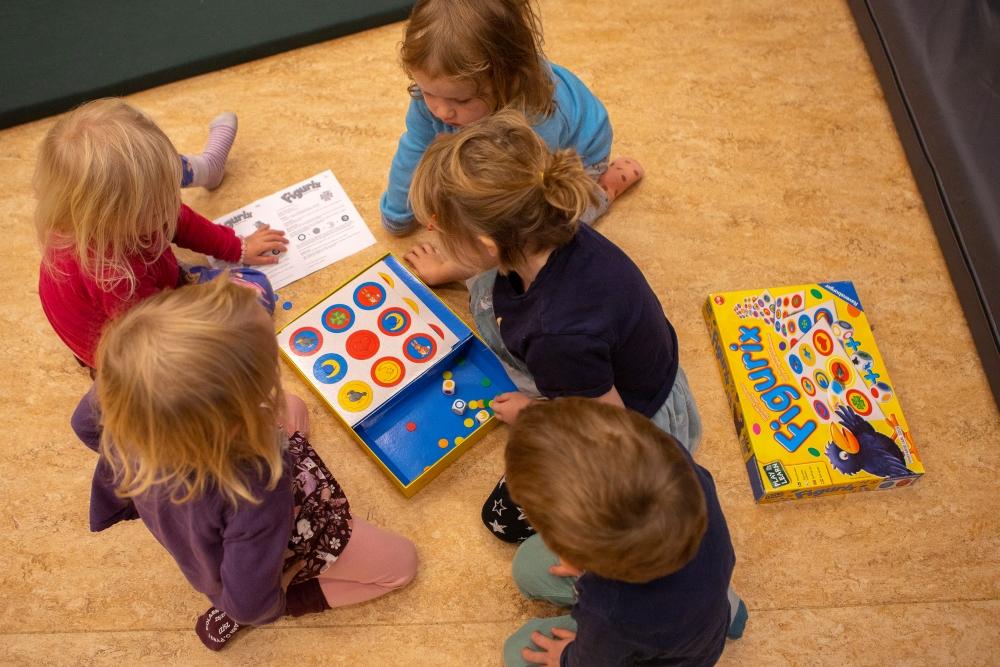 Children at Grænaborg preschool painting with watercolors