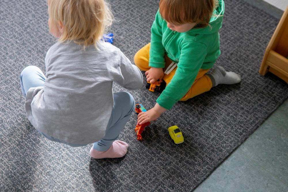 Children playing inside at Grandaborg.