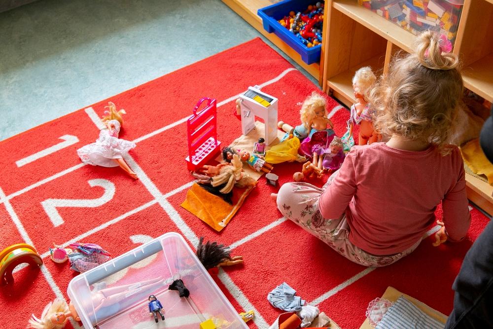 Child playing inside at Grandaborg.