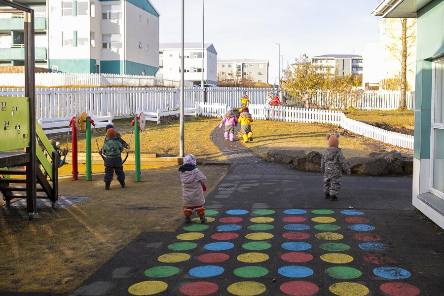 Children and playground equipment on the Engjaborg grounds.