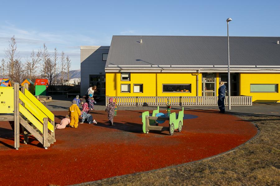 Children and playground equipment on Maríuborg's grounds.