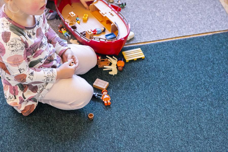 Child playing inside Rofaborg.