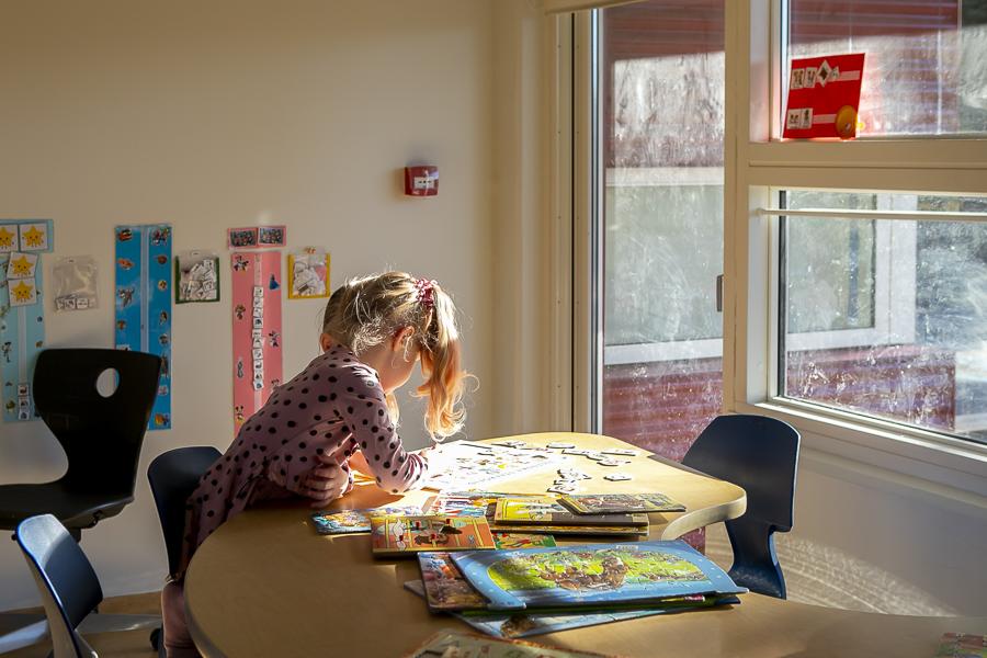 Child working on puzzles inside Rofaborg.