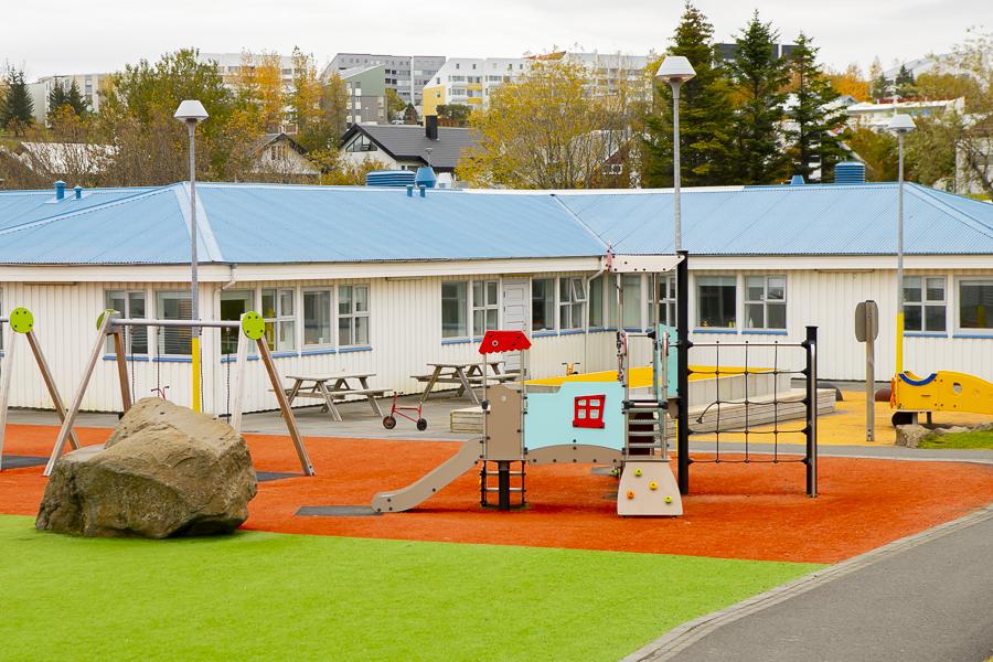 Leiktæki á lóð Seljaskógs.