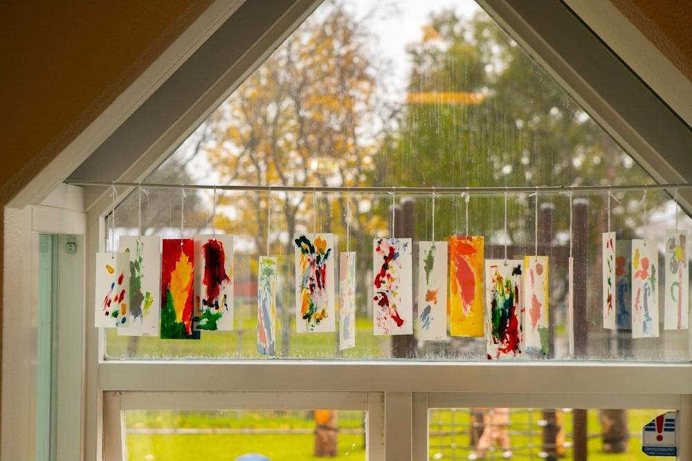 Paper decorations in the window at Sólborg preschool