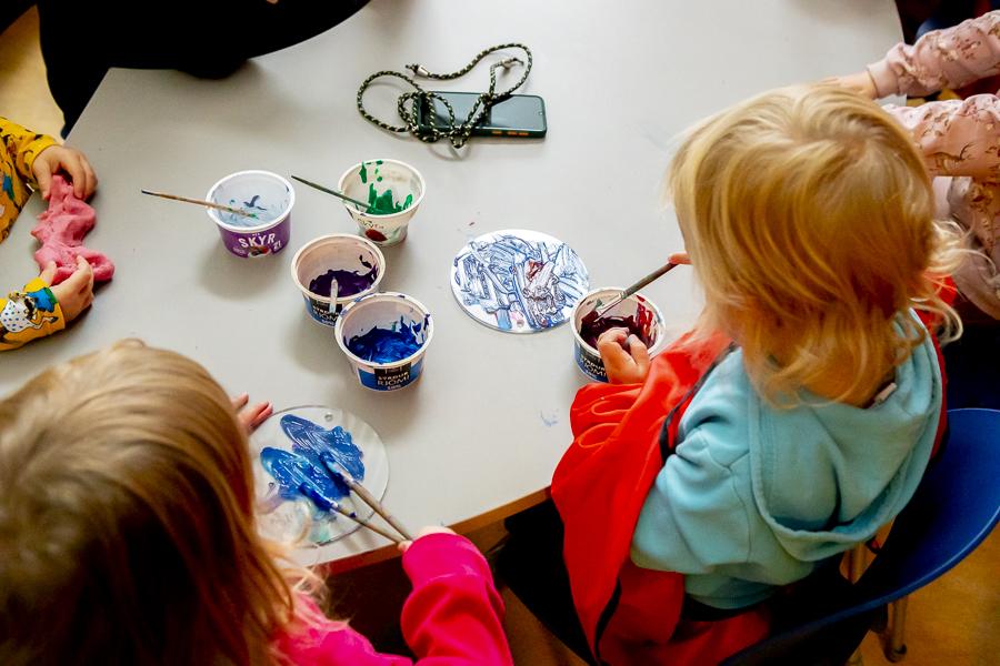 Child painting at Hamrar preschool