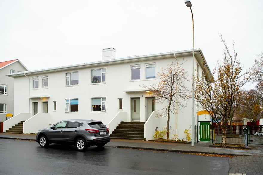 White building that houses Hlíðar preschool at Engihlíð