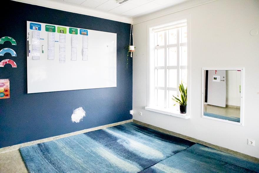 Blue playroom with wall board at Hlíðar preschool, Engihlíð