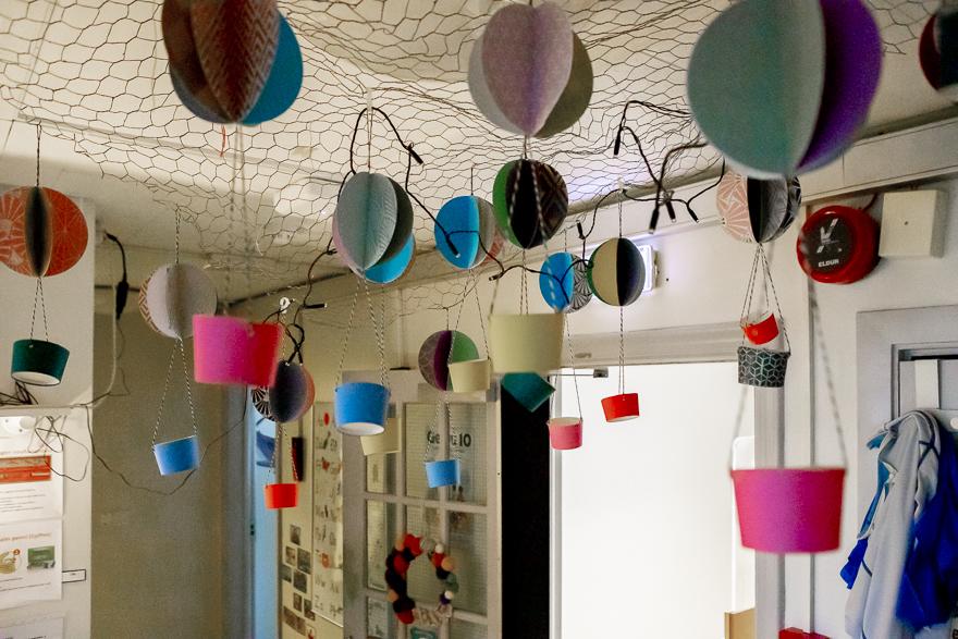 Decorative balloons hanging from the ceiling at Hlíðar preschool, Engihlíð