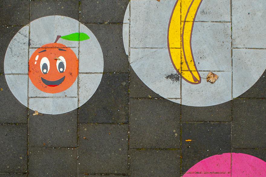 Decorative images of apples and bananas on the walkway at Hlíðar preschool at Eskihlíð