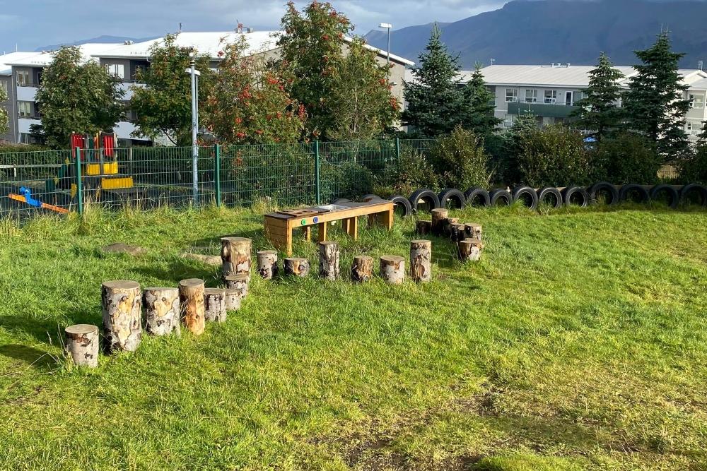 Tree logs and car tires in Nes preschool's outdoor area