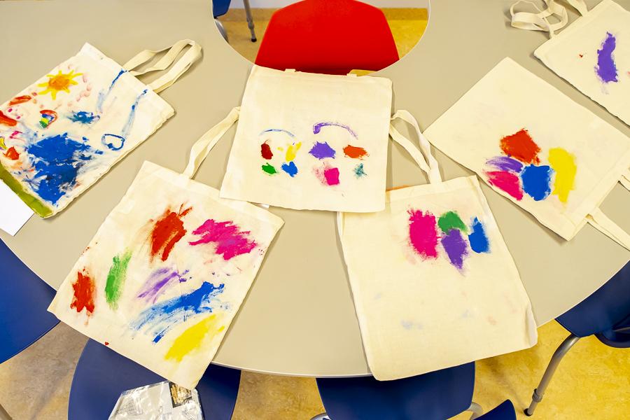 Cloth bags with painted pictures by preschool children at Nes