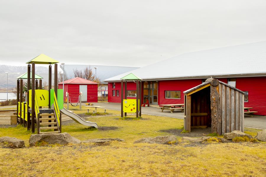Slide and small house in Nes preschool's play area