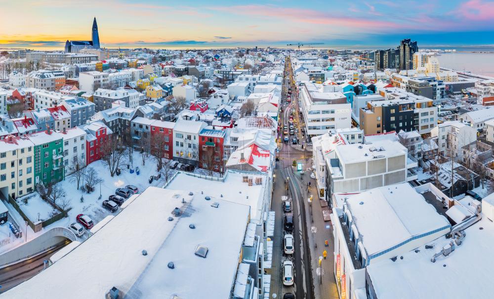 Yfirlitsmynd yfir snævi þakta miðborg Reykjavíkur.