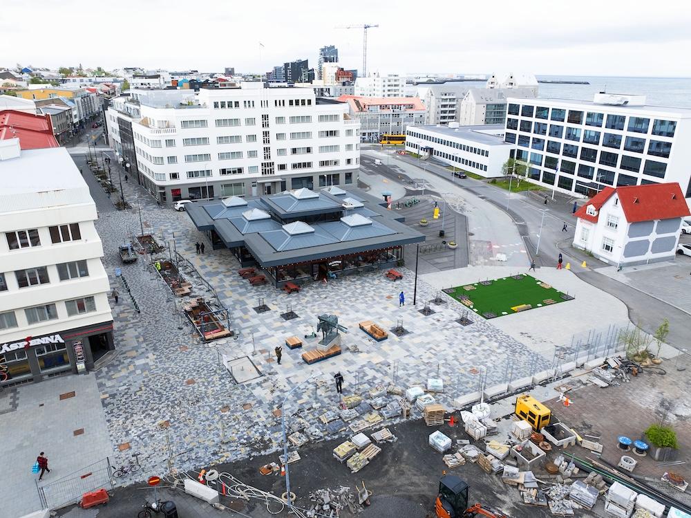 Loftmynd af Hlemmsvæðinu, hús, leikvöllur og tré.