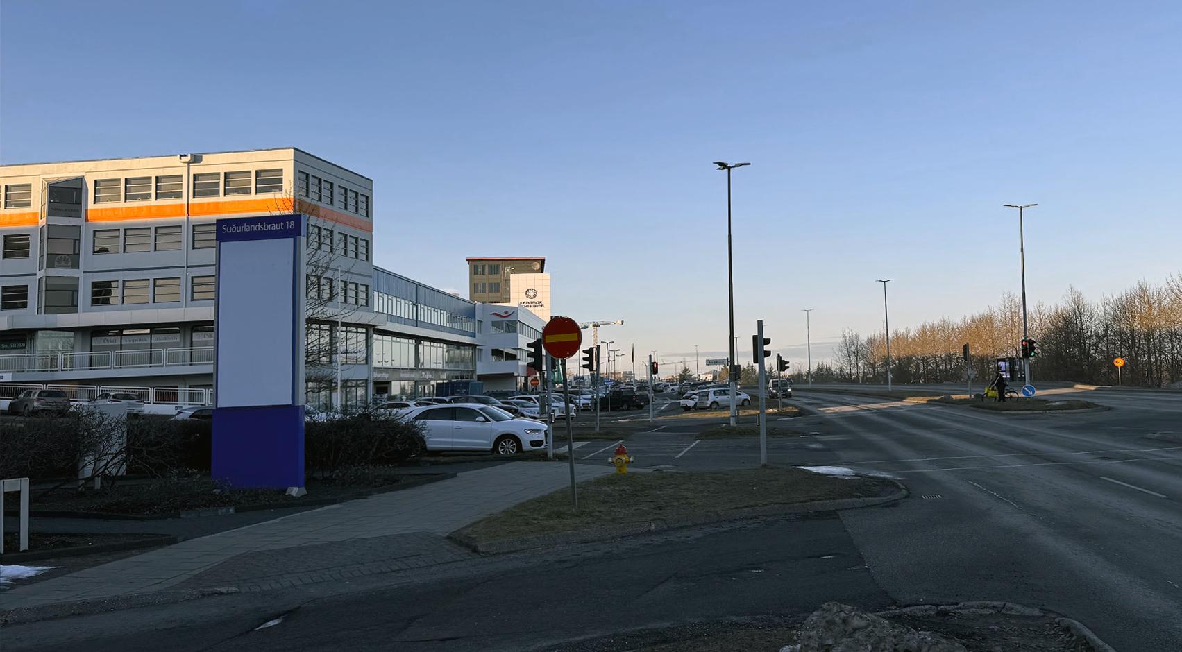 Image of cars and buildings along Suðurlandsbraut