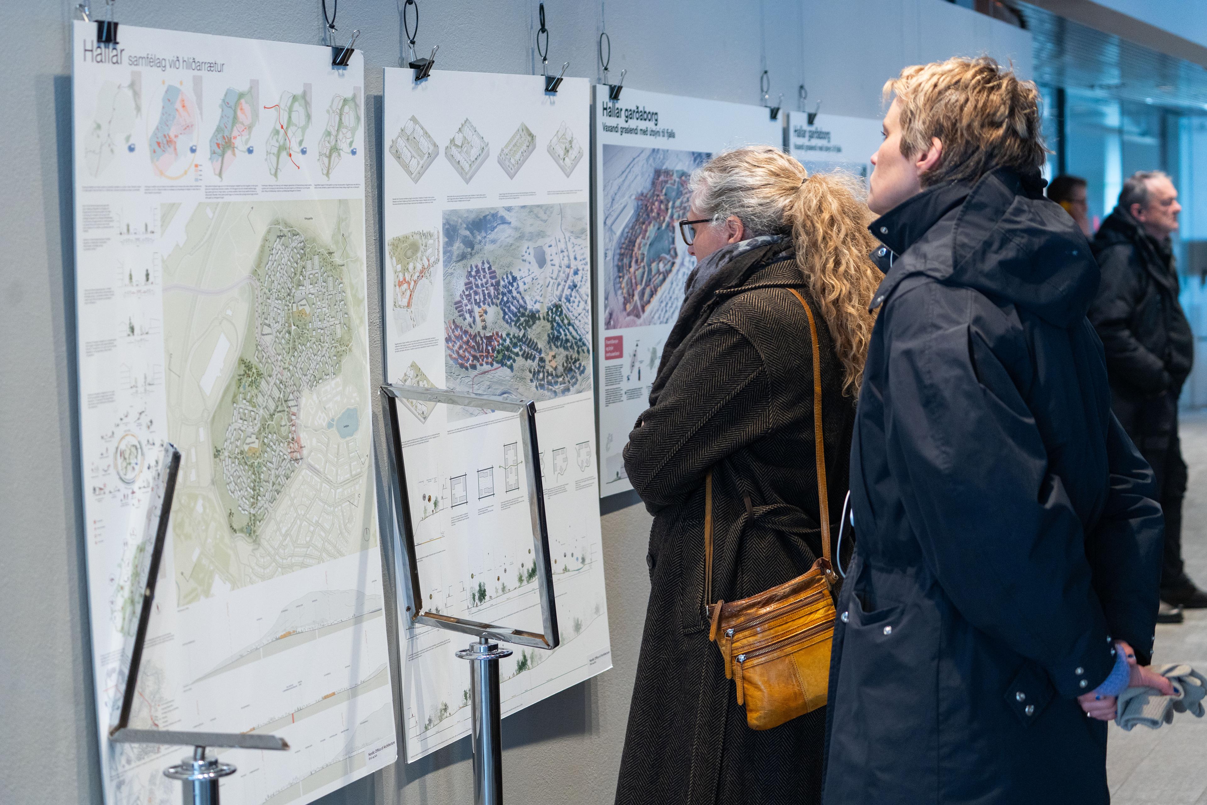 Officials announced the winning proposal for the Hallar neighborhood at the mayor's housing meeting.