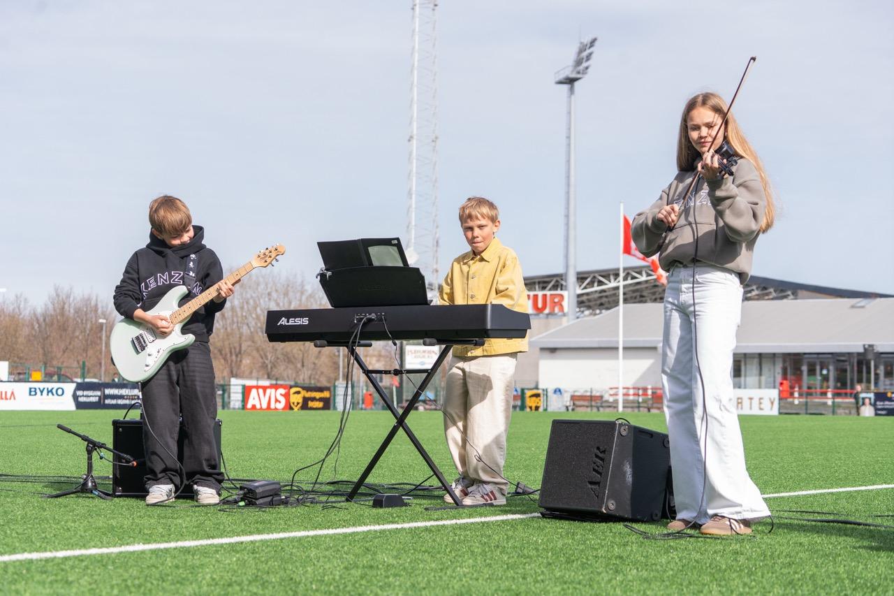 A musical performance at the end of the walk.