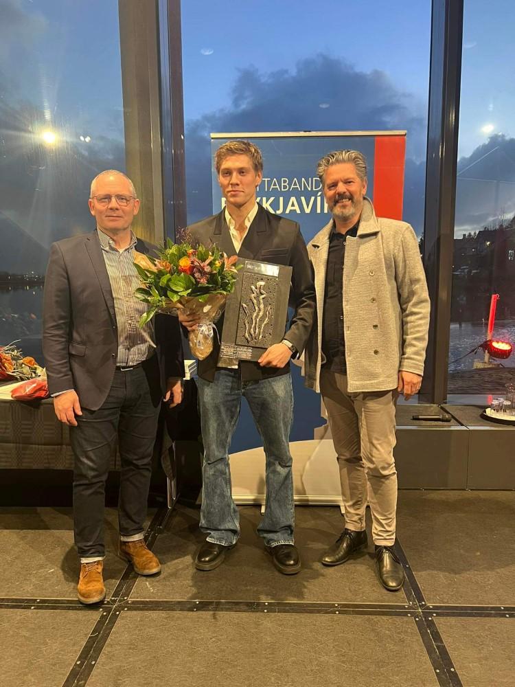 Ingvar Sverrisson, formaður ÍBR, Birnir Snær Ingason, leikmaður karlaliðs Víkings í knattspyrnu og Dagur B. Eggertsson borgarstjóri í Tjarnarsal þegar tilkynnt var um val á íþróttafólki Reykjavíkur 2023.