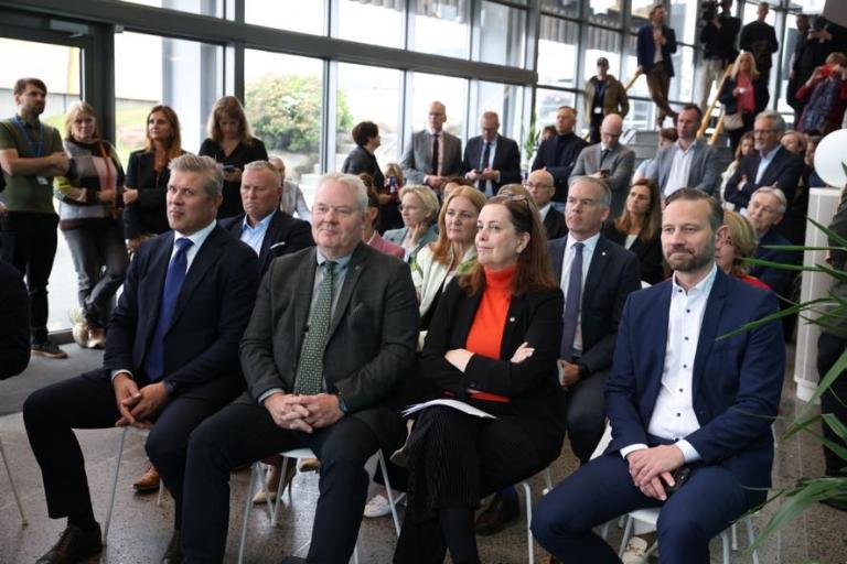 Attendees at a press conference on the Transportation Charter in the lobby of Salurinn in August 2024. Ministers and the Mayor in the foreground.