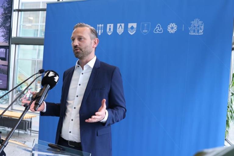 Mayor Einar Þorsteinsson at the podium during a press conference on the Transportation Charter in the lobby of Salurinn in August 2024.