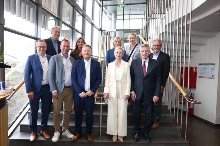 The state and municipality negotiation group for the capital area's Transportation Charter. Group photo on the stairs in the lobby of Salurinn.