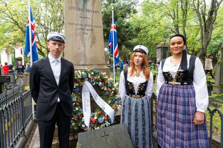 Sanna Magdalena Mörtudóttir, forseti borgarstjórnar, ásamt nýstúdentum við leiði Jóns Sigurðssonar og Ingibjargar Einarsdóttur