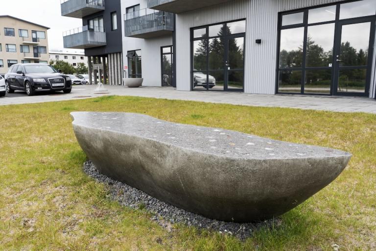 Stórt listaverk úr steini