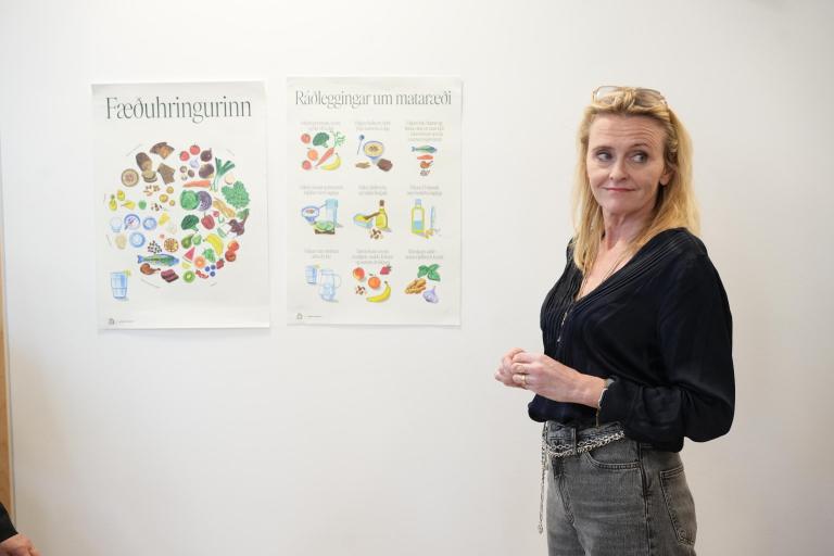 Mayor Heiða Björg with a poster showing dietary recommendations.