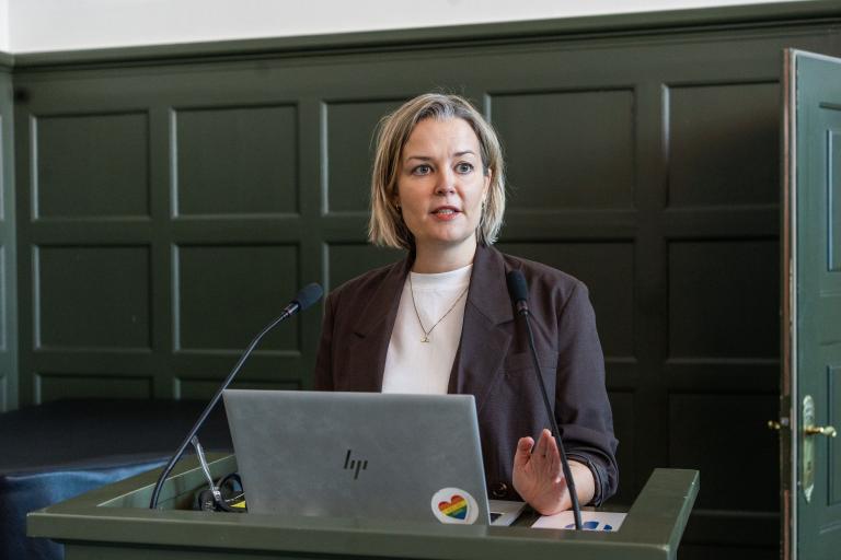Ingvild Endestad, verkefnastjóri hjá Nordic Safe Cities, í ræðupúlti í Safnahúsinu.