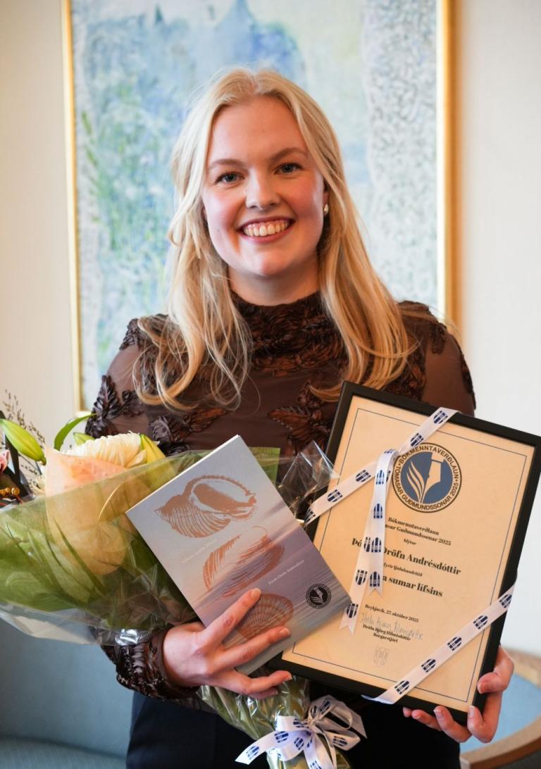 Þórdís Dröfn Andrésdóttir with flowers and award certificate