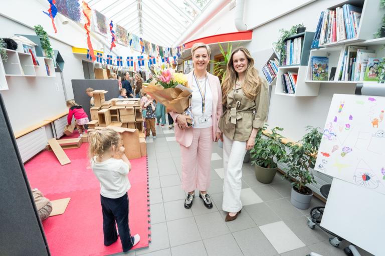 Særún Ármannsdóttir leikskólastjóri og Hildur Björnsdóttir stilla sér upp fyrir myndatöku.