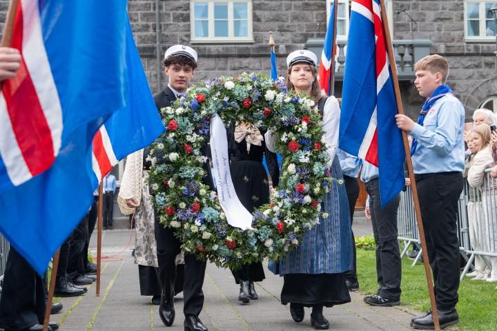 Eyrún Freyja Andradóttir, a recent graduate of Menntaskóli Borgafjarðar, and Daniel Do Carmo Njarðarson, a recent graduate of Fjölbrautarskólinn við Ármúla, serving as wreath bearers
