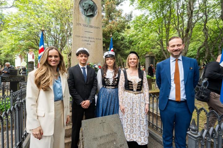 A commemorative ceremony took place at the graves of President Jón Sigurðsson and his wife, Ingibjörg Einarsdóttir, at Hólavallagarður cemetery.