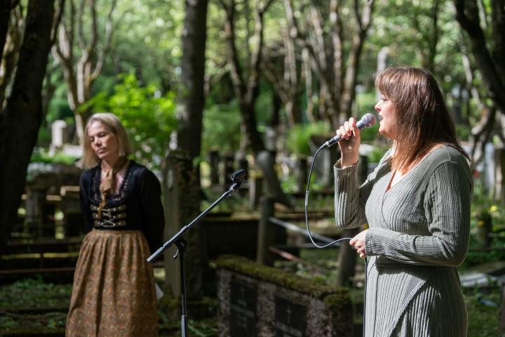 Singer Sigrún Erla Grétarsdóttir performed two songs. Björg Magnúsdóttir, president of City Council, listens.