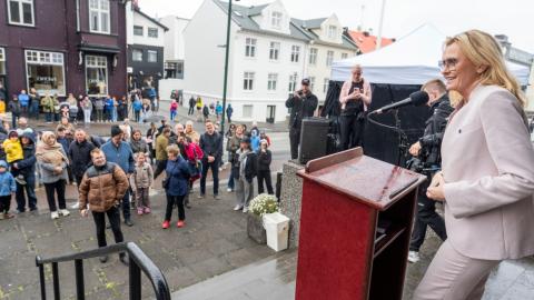 Heiða Björg Hilmisdóttir, borgarstjóri við setningu Menningarnætur á tröppum Þjóðleikhússins.